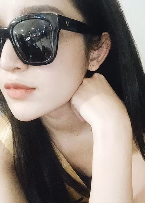 Á hậu Huyền My chia sẻ: “Lâu rồi mới đủ tự tin selfie 1 tấm”.