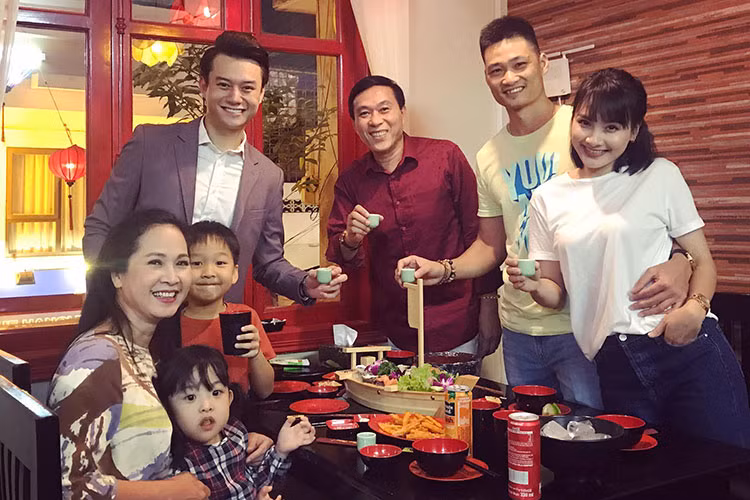 Vợ chồng sao Việt NSND Lan Hương - Đỗ Kỷ và vợ chồng diễn viên Bảo Thanh hội ngộ diễn viên Anh Dũng.