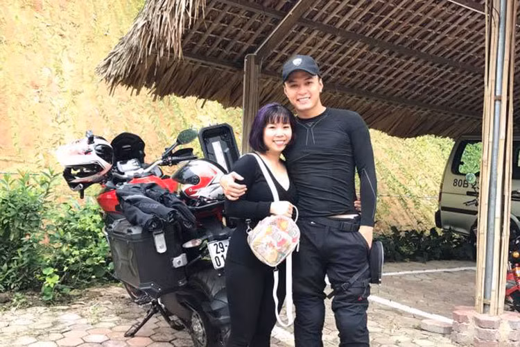 Vợ chồng Hồng Đăng “trốn con” đi phượt cùng bạn bè.