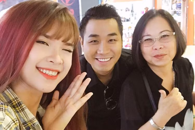 MC Nguyên Khang hội ngộ Khởi My tại phòng chờ của sân bay. “Tại sân bay, em gặp cái cô này. Nghe bảo cô sắp thành bà Khởi My rồi thế mà vẫn còn teen lắm”, anh viết.