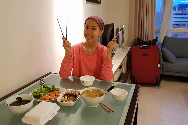 Một người bạn vừa chia sẻ câu chuyện đạo diễn Đỗ Đức Thành luôn cùng con gái chiến đấu bệnh tật. Anh tự tay đi chợ chọn thức ăn sạch, bổ dưỡng rồi vào bếp nấu những món ăn con yêu thích để con có thêm sức đề kháng.