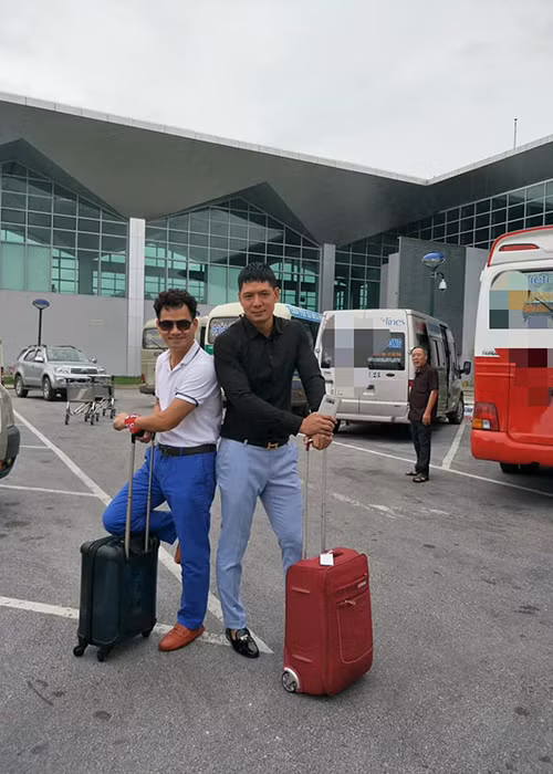 Xuân Bắc chụp ảnh cùng Bình Minh đồng thời bình luận: “Tạo dáng kiểu gì nó cũng ...to cao đẹp giai hơn mình là sao”.