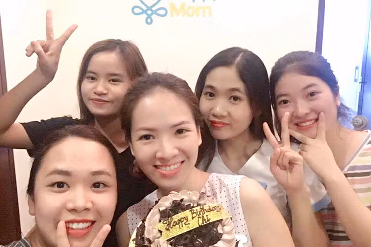 Đan Lê được các nhân viên tổ chức sinh nhật bất ngờ. “Tuổi mới không mong gì hơn gia đình bình an, mạnh khỏe”, cô viết.