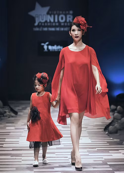 Tại đêm diễn thứ 2 của Tuần lễ Thời trang Trẻ em Việt Nam, cựu siêu mẫu Xuân Lan cùng con gái xuất hiện trên sân khấu.