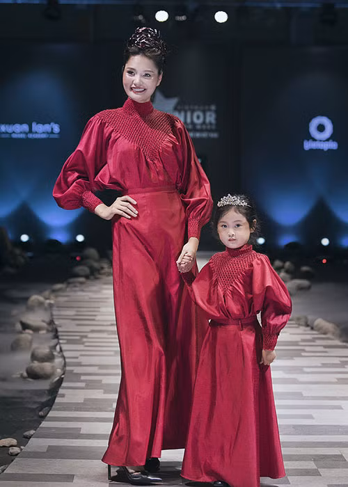Con gái đầu lòng của Hương Giang - bé Tiểu Panda vốn mê catwalk và thích tạo dáng giống mẹ.