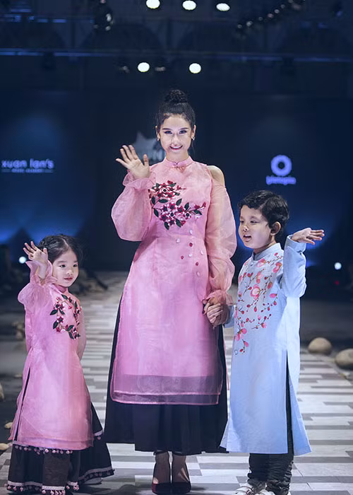 Bé Thỏ tự tin catwalk cùng Trương Quỳnh Anh và bé Sushi tại sự kiện.
