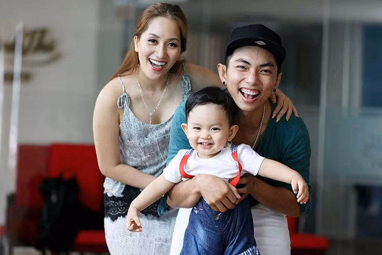 Cũng yêu "phi công trẻ" như Phi Thanh Vân và Cát Tường nhưng Khánh Thi đang hưởng trái ngọt. Khánh Thi hơn Phan Hiển 12 tuổi. Với sự chênh lệch tuổi tác cùng sự phản đối từ gia đình hai bên, cả hai từng không ít lần nói lời chia tay. Ảnh: FBNV