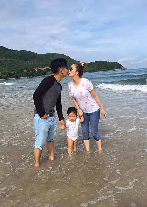 Khi mối quan hệ giữa Khánh Thi và Phan Hiển tưởng chừng không thể cứu vãn thì cậu con trai đầu lòng đã gắn kết tình cảm của cả hai. Sau khi công khai, chuyện tình của cặp đôi từng bị gièm pha, nhưng hiện tại Khánh Thi và Phan Hiển nhận được sự ủng hộ và ngưỡng mộ của nhiều khán giả. Ảnh: FBNV