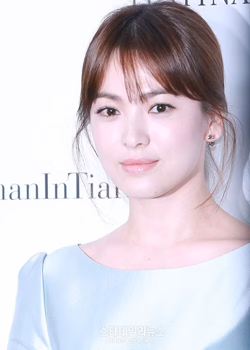 Song Hye Kyo rất giàu có. Nữ diễn viên có mức cát-sê đóng phim, đóng quảng cáo, dự sự kiện "khủng". Ngoài ra, Song Hye Kyo còn được xem là đại gia bất động sản khi sở hữu nhiều căn hộ riêng. Ảnh: Stardailynews