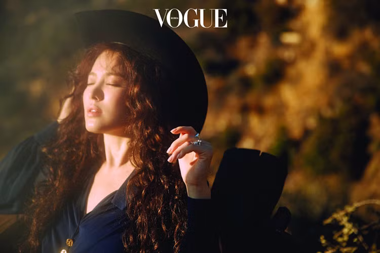Ngắm nhan sắc hiện tại của Song Hye Kyo ít ai nghĩ rằng nữ diễn viên phim "Hậu duệ mặt trời" đã cận kề tuổi 40 và hơn chồng 4 tuổi. Ảnh: Vogue