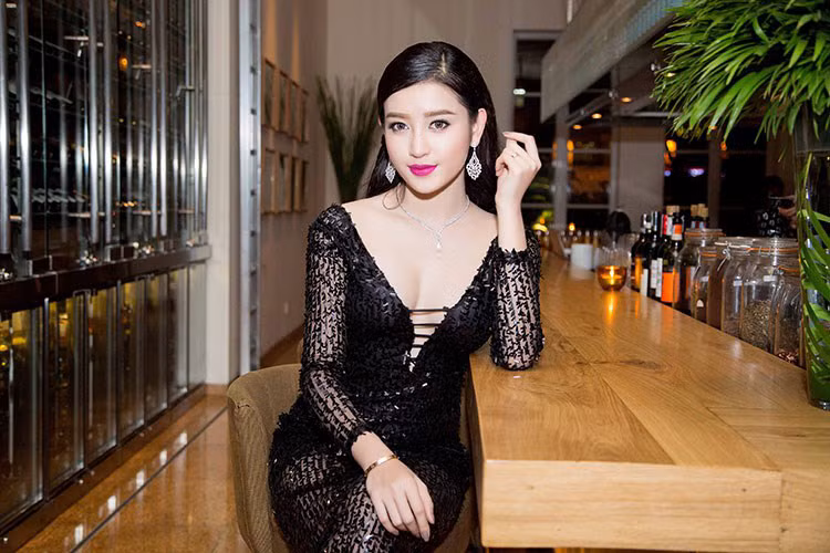 Giữ hình ảnh sạch scandal và gu thời trang đẳng cấp, Á hậu 1 cuộc thi Hoa hậu Việt Nam 2014 ngày càng đắt show sự kiện, làm đại diện quảng cáo. Ảnh: Minh Luân