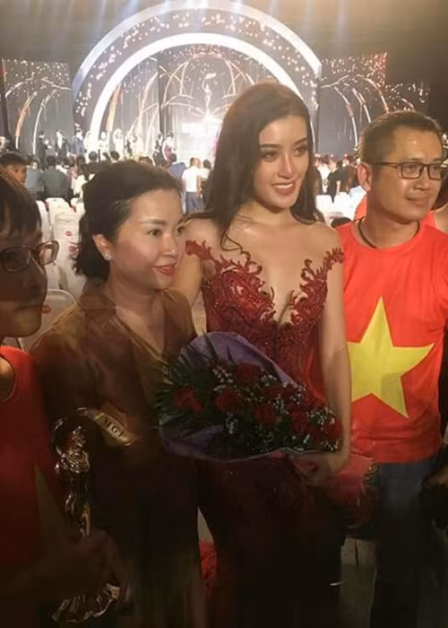 Bị trượt top 5 Hoa hậu Hòa bình Thế giới 2017, Huyền My gửi lời xin lỗi khán giả. Ở hậu trường chung kết, người đẹp còn khóc nức nở vì thất vọng và tiếc nuối bởi cô đã cố gắng rất nhiều. Ảnh: FBNV