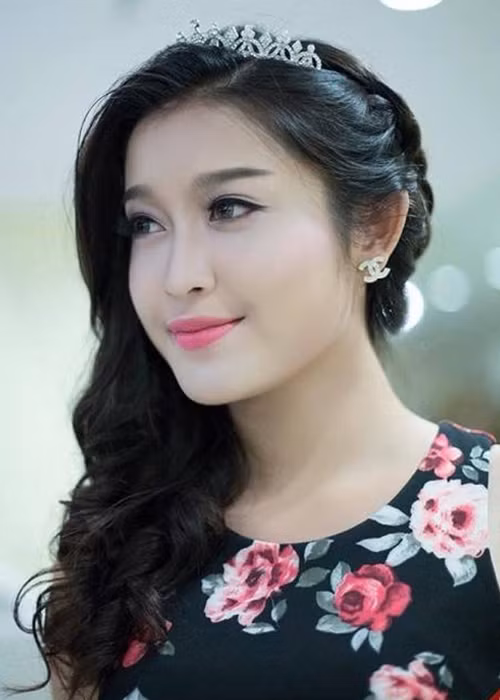 Thời điểm vừa đoạt ngôi vị á hậu 1 cuộc thi Hoa hậu Việt Nam 2014, Huyền My vướng một số tin đồn như nghi vấn là gà cưng của Vũ Khắc Tiệp nhưng cô một mực phủ nhận. Ảnh: Dân Việt