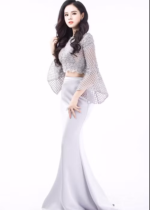 Huyền Trang cho hay: “Em thấy như chị Phạm Hương bây giờ có rất nhiều show quảng cáo lớn, đi sự kiện rất nhiều. Em rất ngưỡng mộ. Tất nhiên, sau những cái đấy là kiếm được rất nhiều tiền”. Ảnh: FBNV