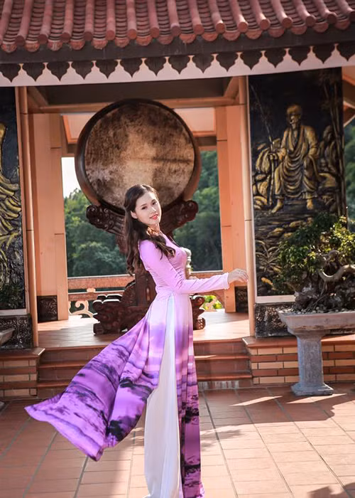 Huyền Trang từng lọt top 5 cuộc thi Người đẹp Hạ Long 2016 và giành giải phụ Người đẹp biển tại cuộc thi Hoa hậu Biển Việt Nam 2016. Ảnh: FBNV