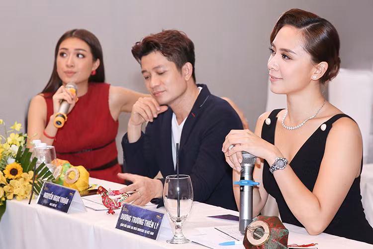 Á hậu Thiên Lý chia sẻ ban giám khảo muốn thấy cả 6 mẫu thiết kế được thực hiện thành phẩm, từ đó có đủ cơ sở và tự tin quyết định đâu là bộ trang phục dân tộc xuất sắc nhất sẽ đồng hành cùng đại diện Việt Nam tại Hoa hậu Hoàn vũ Thế giới 2018.