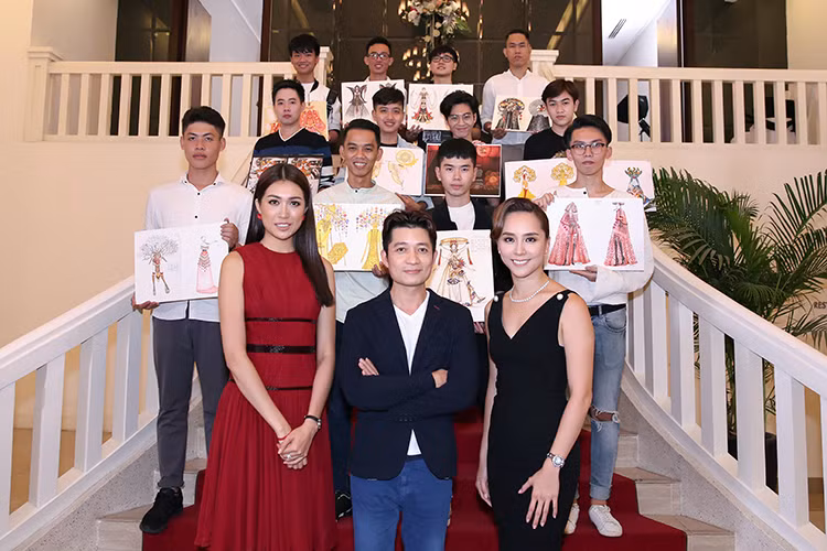 Hình ảnh ban giám khảo bên top 15 cuộc thi thiết kế trang phục dân tộc cho đại diện Việt Nam tại Hoa hậu Hoàn vũ Thế giới năm 2017.