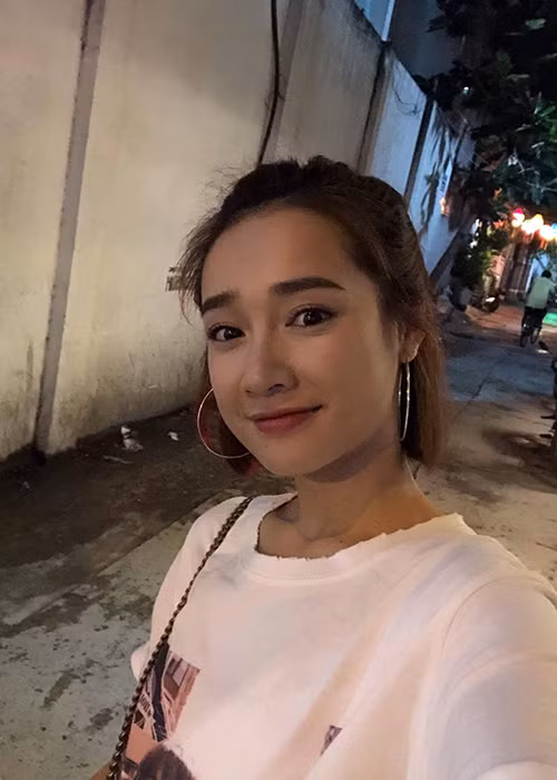Nhã Phương than thở bị cảm sau khi quay phim đến tận khuya.