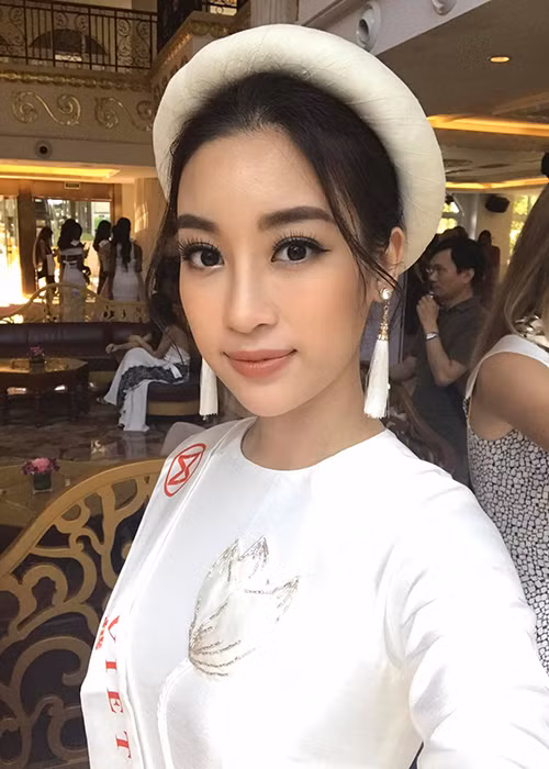 Hoa hậu Đỗ Mỹ Linh chọn mặc áo dài trong một sự kiện từ thiện tại cuộc thi Hoa hậu Thế giới 2017.