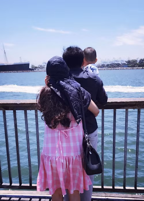 Vy Oanh đã đăng ký kết hôn với doanh nhân Lê Thiện sau 1 tháng sinh con trai. Cô và chồng không làm đám cưới mà tổ chức một buổi lễ tuyên thệ dưới sự chứng kiến của người thân. Ảnh: FBNV