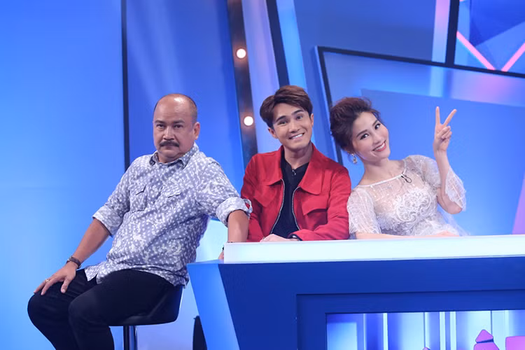 Với hơn 40 năm hoạt động nghệ thuật, Hoàng Sơn còn được mời tham gia các gameshow. Vừa qua, anh làm giám khảo vòng casting Thách thức danh hài. Ngoài ra, Hoàng Sơn còn giữ vai trò chủ chốt của gameshow “Bí mật đêm chủ nhật”. Ảnh: Hoa học trò