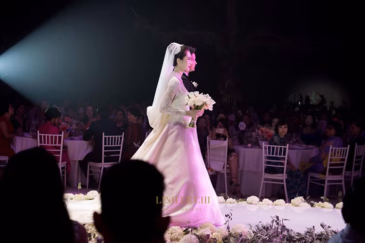 Chọn mặc váy cưới trắng muốt bồng bềnh, Hoa hậu Đặng Thu Thảo đẹp như công chúa. Ảnh: Lê Chí Linh