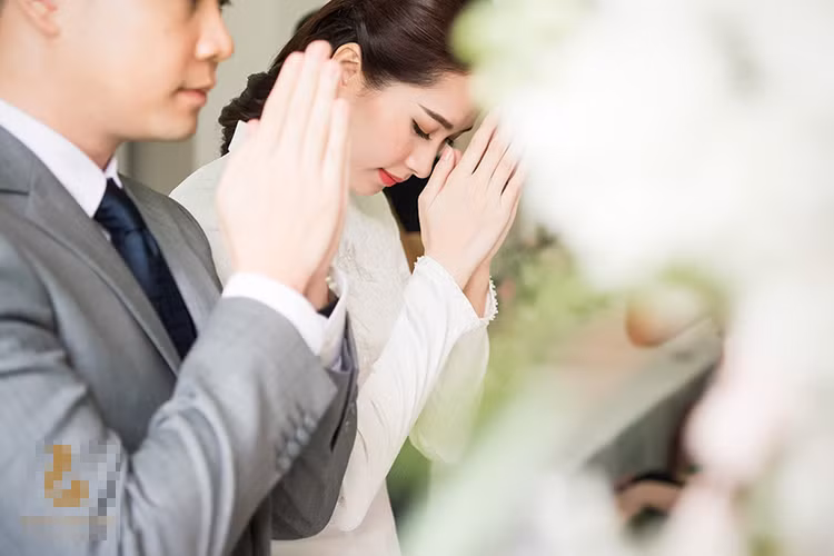 Đặng Thu Thảo và Trung Tín thực hiện các nghi lễ truyền thống trong lễ ăn hỏi.
