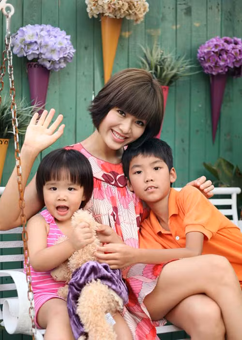 Sau khi ly hôn, Hoa hậu Thu Thủy có một mối tình khác với kết quả là cô con gái Mỹ Tuệ xinh xắn, ngoan ngoãn. Dù biết sẽ phải đối mặt với nhiều khó khăn, Thu Thủy vẫn quyết định một lần nữa làm mẹ đơn thân. Ảnh: Khám phá