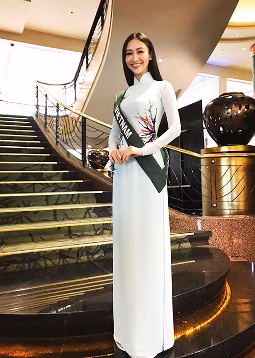 Á hậu Hà Thu duyên dáng trong tà áo dài ở phần thi phỏng vấn với ban giám khảo Hoa hậu Trái đất 2017.