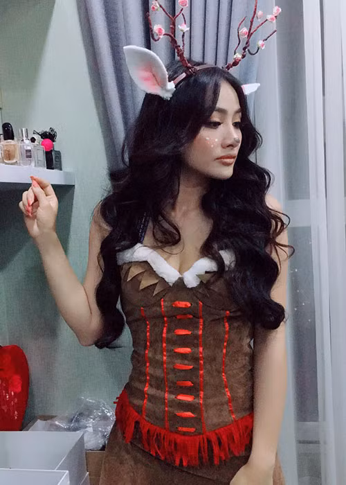 Yaya Trương Nhi chọn trang phục hươu cao cổ để tham gia lễ hội Halloween.