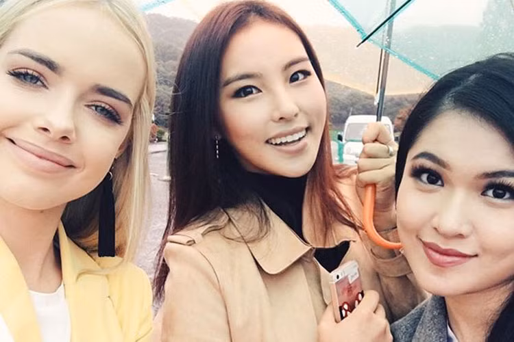 Á hậu Thùy Dung tươi tắn bên đại diện của Hàn Quốc và Nam Phi tại Hoa hậu Quốc tế 2017.