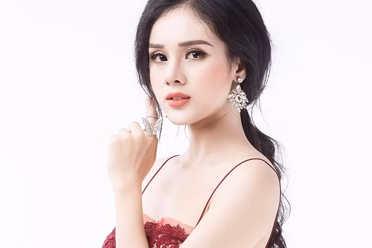 Tuy nhiên, Huyền Trang đã xin rút khỏi cuộc thi vì lý do cá nhân. Sau đó, người đẹp thử sức mình ở cuộc thi Hoa hậu Đại dương 2017. Hiện tại, Huyền Trang lọt vào vòng chung kết cuộc thi. Ảnh: FBNV
