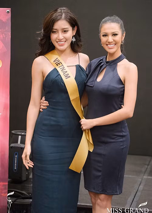 Mới đây, Á hậu Huyền My và các thí sinh khác của cuộc thi Miss Grand International 2017 - Hoa hậu Hòa bình Thế giới 2017 chính thức đeo dải băng.