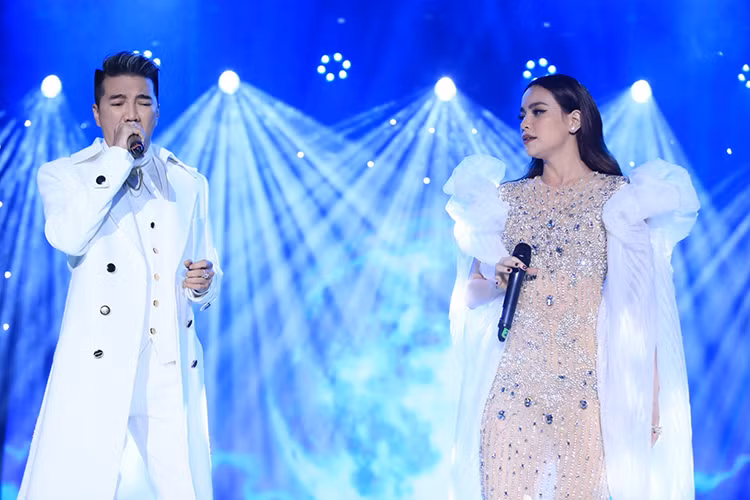 Hồ Ngọc Hà hòa giọng với Đàm Vĩnh Hưng trong Bài ca tình nhớ. Đây là ca khúc nhạc Pháp từng được nhiều ca sĩ thể hiện trong đó có danh ca Tuấn Ngọc.