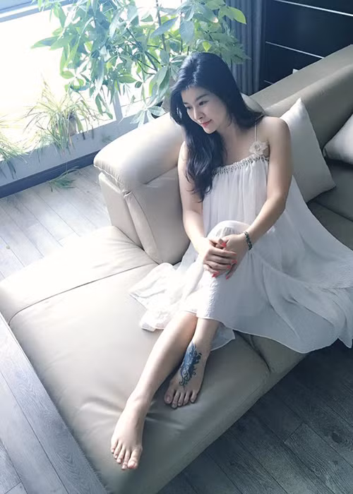 Ở đời thường, Kim Oanh thường xuyên chọn mặc trang phục gợi cảm như xuyên thấu, trễ vai, cúp ngực, xẻ cao.