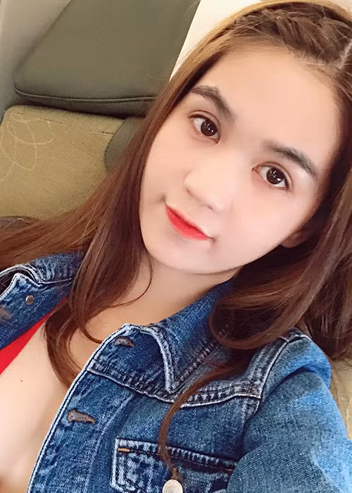 Ngọc Trinh viết trên trang cá nhân: “Sống bây giờ là phải ăn món mình thích, lấy người mình yêu, làm điều mình muốn. Còn mấy người không thích mình thì kệ!”.