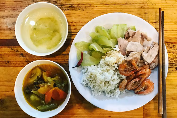 MC Phan Anh bận rộn làm việc đến mức ăn trưa vào lúc chiều muộn.
