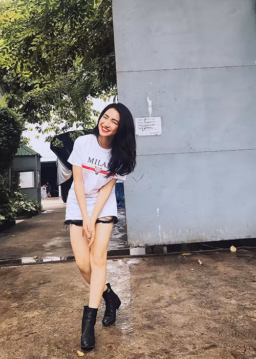Hòa Minzy chia sẻ khoảnh khắc cười tít mắt là một trong những tin tức sao Việt trong ngày 3/10.
