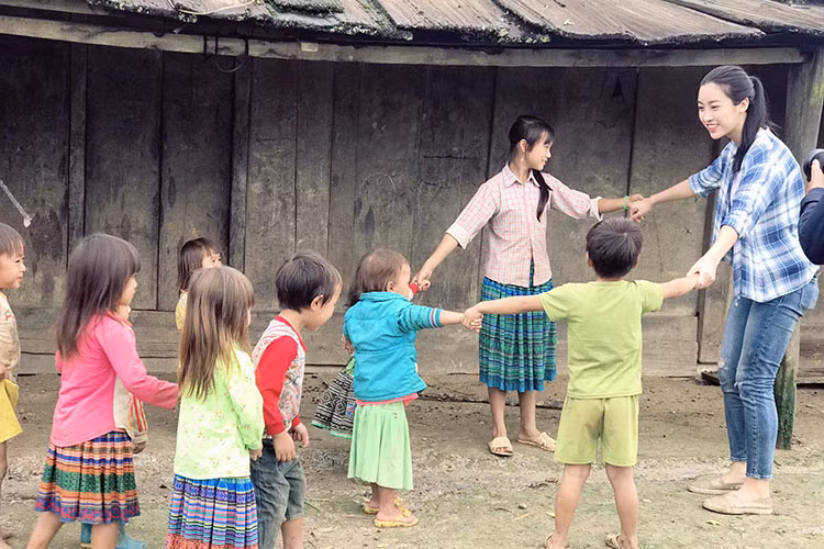 Vào giờ nghỉ, Đỗ Mỹ Linh dành thời gian vui đùa cùng các em nhỏ vùng cao.
