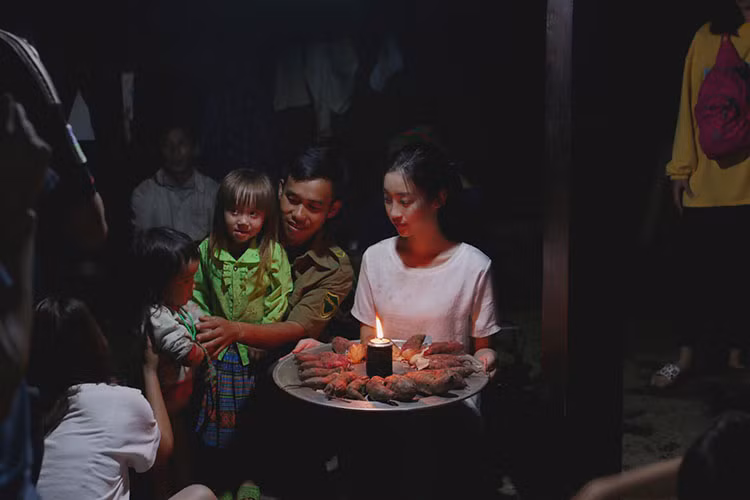 Hoa hậu Việt Nam 2016 gửi lời cảm ơn đoàn thiện nguyện đã tổ chức sinh nhật đầy bất ngờ cho cô.