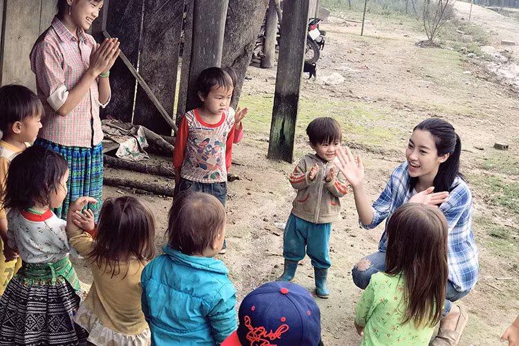 Hoa hậu 9x tâm sự: "Mỗi miền đất mà chúng ta đi qua đều sẽ để lại một dấu ấn trong trái tim mình. Với chúng tôi, dấu ấn chuyến đi lần này chính là những đôi mắt tròn xoe và trong veo đến lạ của những đứa trẻ ở Xà Hồ....