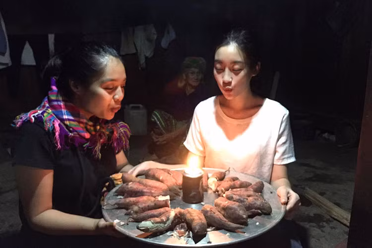 Đỗ Mỹ Linh thổi nến mừng sinh nhật bên đoàn thiện nguyện và những người dân vùng cao.