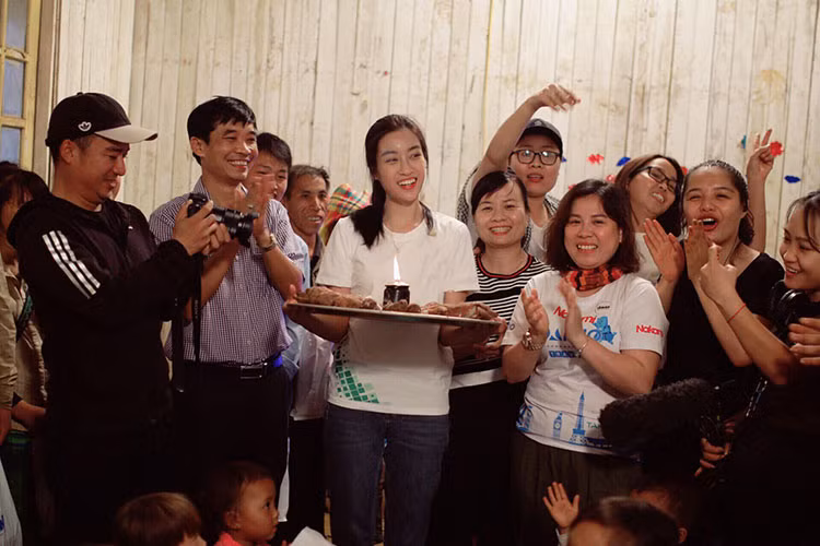 Bánh sinh nhật tặng Đỗ Mỹ Linh không phải bánh gato thường thấy mà gồm rất nhiều củ khoai được xếp trên một chiếc mâm và ở giữa là một cây đèn tự tạo.
