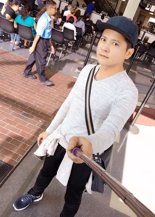 Diễn viên Hoàng Anh đi thi bằng lái xe ở Mỹ. Mới đây, vợ chồng anh đã đón cô con gái đầu lòng.