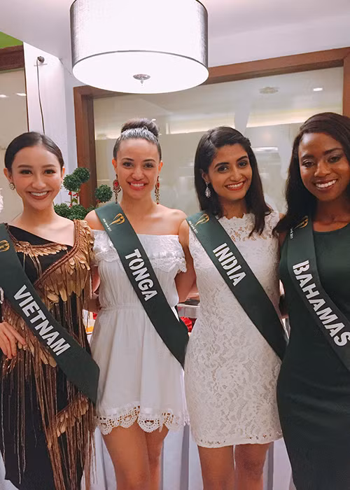 Á hậu Hà Thu đọ sắc cùng đại diện đến từ: Tonga, Ấn Độ và Bahamas (lần lượt từ trái sang phải).