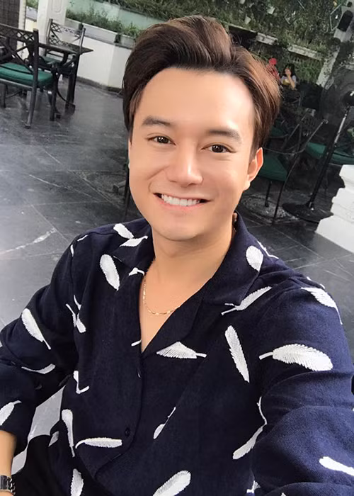 Anh Dũng “Sống chung với mẹ chồng” tươi rói ở Sài Gòn. Gần đây, anh khoe ảnh tái hợp với bạn gái sau nghi vấn chia tay.