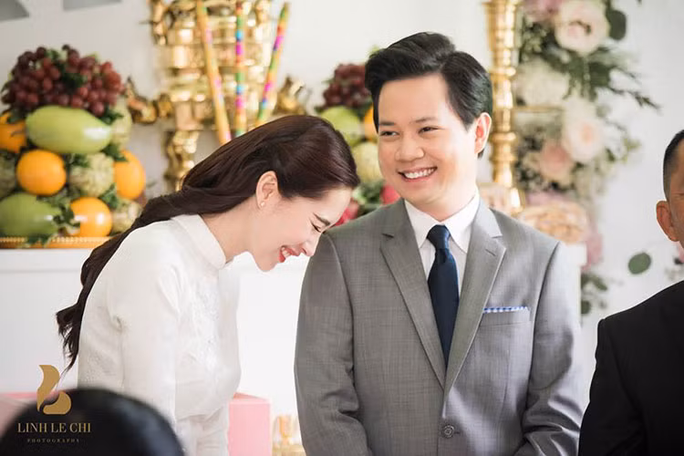 Trải qua hơn 1000 ngày bên nhau, Thu Thảo và Trung Tín tổ chức lễ đính hôn vào ngày 1/10. Trong ngày vui, người đẹp gốc Bạc Liêu không ngừng nở nụ cười hạnh phúc. Ảnh: Lê Chí Linh