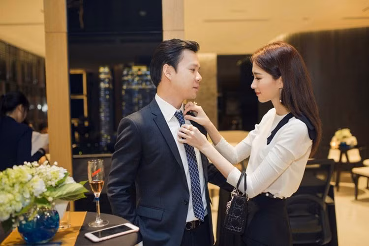 Tại các sự kiện, cặp trai tài gái sắc công khai thể hiện tình cảm dành cho nhau. Không ít lần, Thu Thảo bị bắt gặp chăm sóc bạn trai doanh nhân từng chút một. Ảnh: VTC