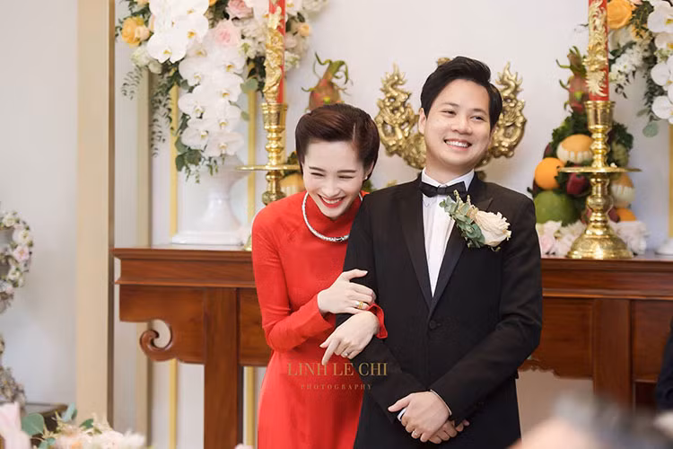 Sáng ngày 6/10, Đặng Thu Thảo theo chồng về dinh. Trong lễ vu quy, cô không giấu được nụ cười, ánh mắt đầy hạnh phúc khiến nhiều người phải ghen tị. Ảnh: Lê Chí Linh