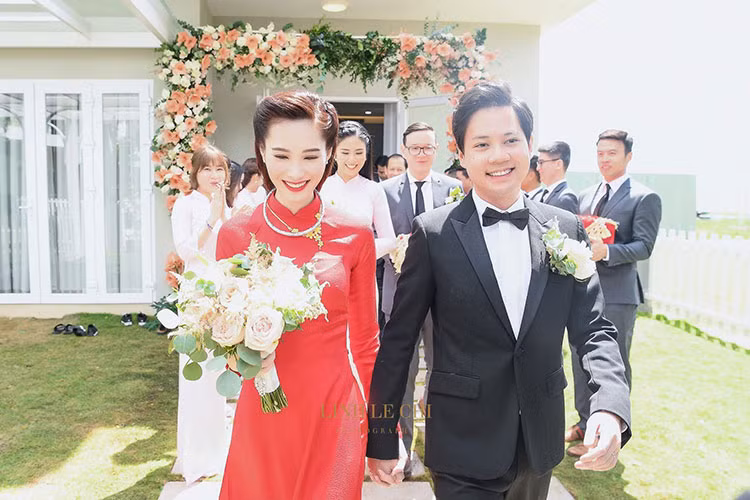 Người đẹp sinh năm 1991 và ông xã nắm tay không rời khi sánh bước cùng ngay trong ngày trọng đại. Ảnh: Lê Chí Linh